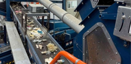 Conveyor belt leading a mix of plastics and bioplastics to a near infra red sorter 